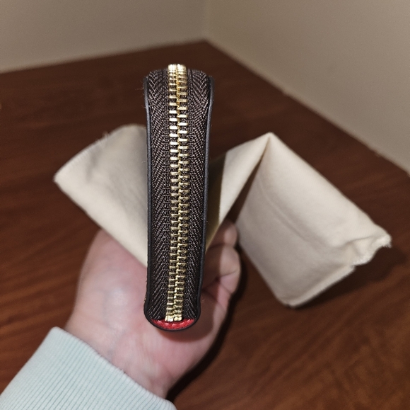 LOUIS VUITTON ZIPPERED WALLET - Picture 7 of 14